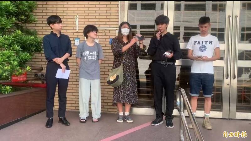 主张台独的台湾国成员陈仪庭、陈妙庭及友人刘珮瑄（中，穿长裙女子）因割损国旗被诉，新北地院简易庭一审判决3人各拘役20天，上诉后，新北地院二审改判均无罪，高院8年前暂停审理，声请释宪，由于宪法法庭遭实质瘫痪，高院重启审理后，今改判3人各拘役15天，可上诉。（记者杨国文摄）