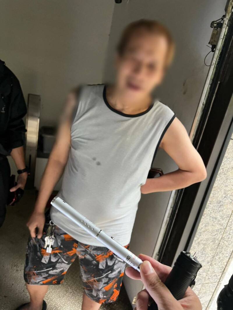 新北市淡海轻轨惊传遭人以雷射笔射入驾驶室，险些波及驾驶影响安全，警方获报循线追查，逮获蔡嫌与女友这对毒鸳鸯及犯案雷射笔；警方带蔡嫌回现场勘查。（记者吴仁捷翻摄）