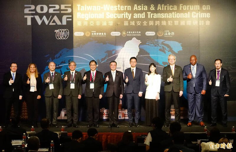 行政院长卓荣泰（中）与法务部部长郑铭谦（左五），一同出席调查局「台湾亚非论坛-区域安全与跨境犯罪国际研讨会开幕式」，会中卓院长在致词后并与所有来宾台上合影。（记者田裕华摄）