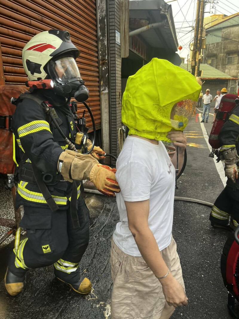 屏市民宅发生火警，消防人员救出受困者。（屏县消防局提供）