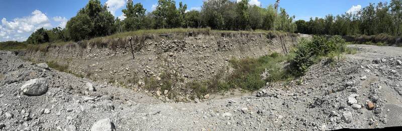 屏东县高树乡泰兴段554地号土地将拍卖，土地形状方整、有深坑。（行政执行署屏东分署提供）