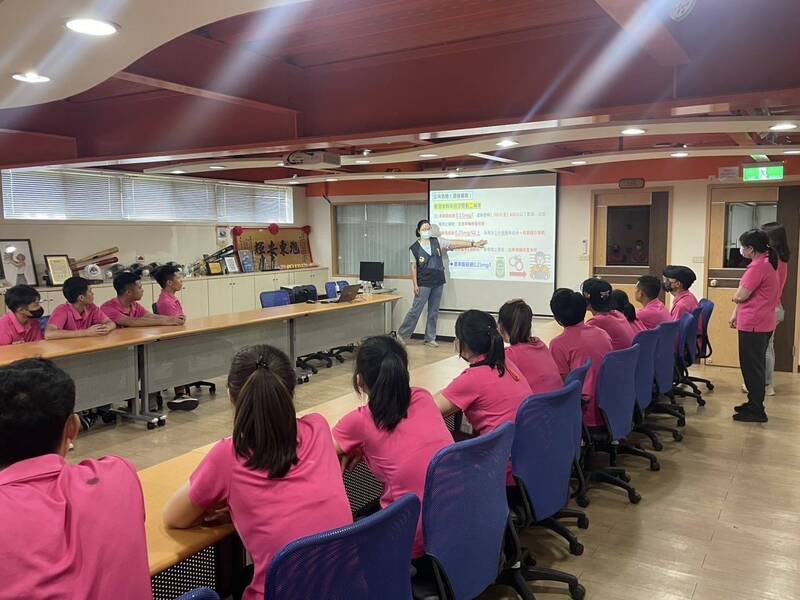 平镇警分局前进平镇工业区针对移工举办法治宣导活动，呼吁移工切勿当诈骗集团提款车手而触法。（警方提供）