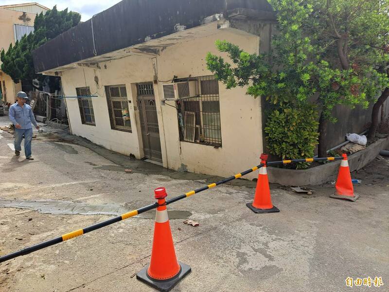 新竹市东大路因建商开挖地下室造成民宅倾斜及损害。（记者洪美秀摄）