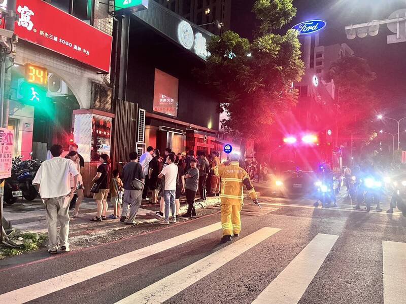 高雄民族一路烧肉店火警，店内用餐到一半的顾客怆惶逃至店外。（读者提供）