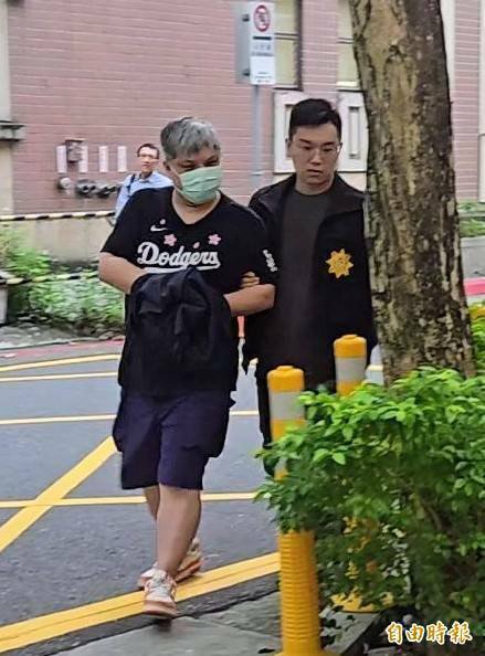 全台最大黄牛业者主嫌刘旻岳（图左），被起诉后涉另起炉灶，检方讯后向法院声押禁见。（记者王定传摄）