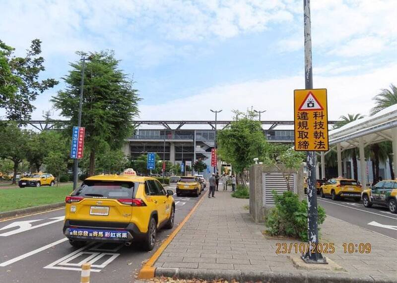 台南市警局在高铁台南站周边计程车接送区增设科技执法设备。（图由台南市警局交通大队提供）