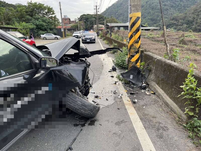 埔基医院公务车辆到部落卫教后下山，自撞电线杆，车头严重毁损。（埔里警方提供）