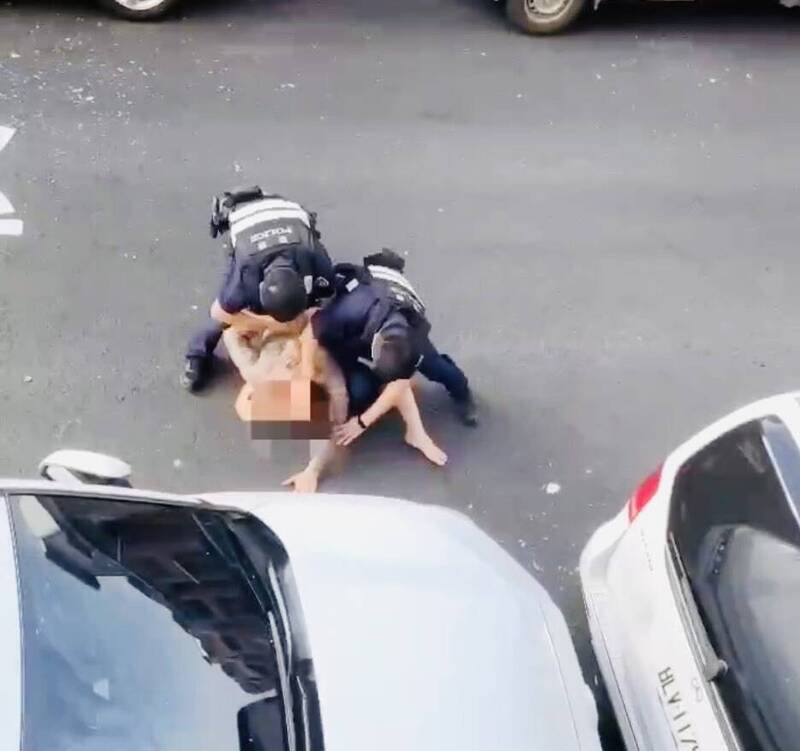 嘉义民雄男子涉嫌毁损汽车，遭快打警力压制。（民雄警分局提供）