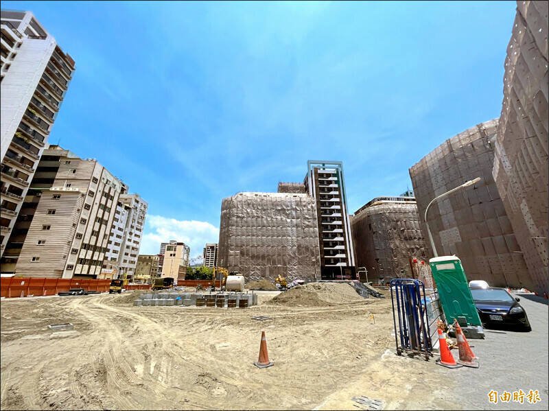 火警意外酿46条人命的高雄城中城大楼，拆除改建为公园过程中又因工人口角差点酿出人命。（资料照）