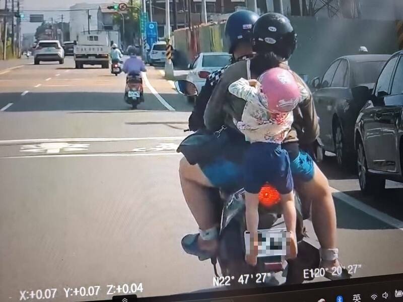 高雄一名婴幼儿昨由妈妈以揹带背著，整个人悬空挂在机车外面，危险画面被网友拍下，直呼「玩命！太夸张」。（民众提供）
