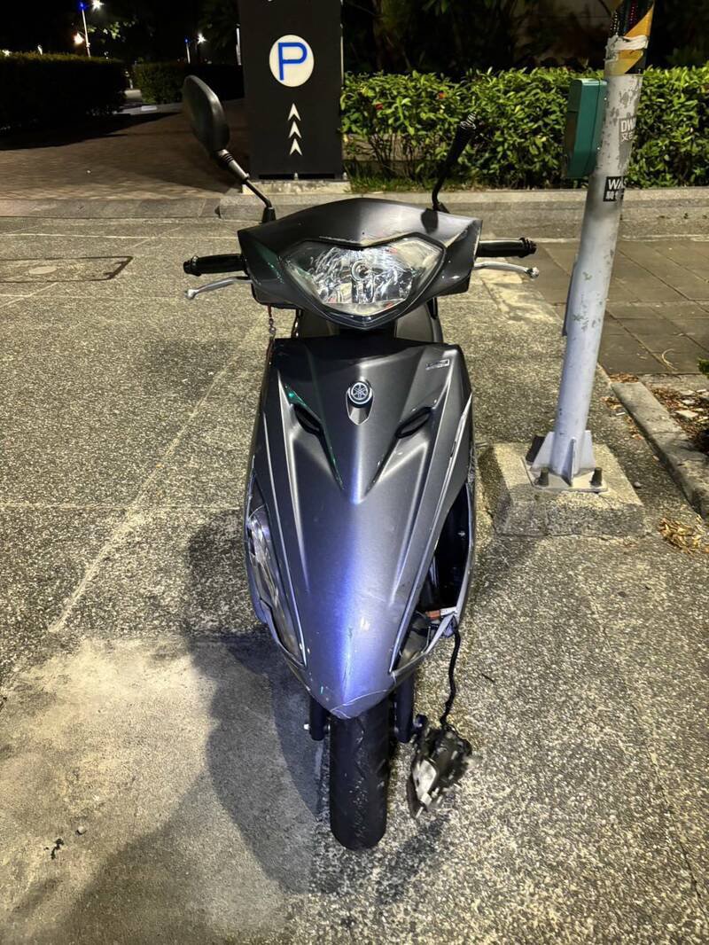 机车与保时捷跑车发生车祸，车壳破损。（民众提供）