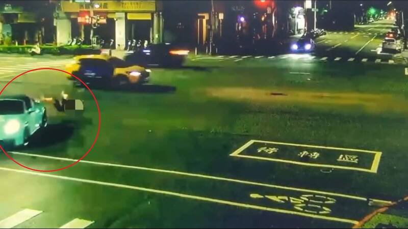 Tiffany蓝的保时捷跑车于路口右转时，后方直行女骑士闪避不及遭击落。（民众提供）