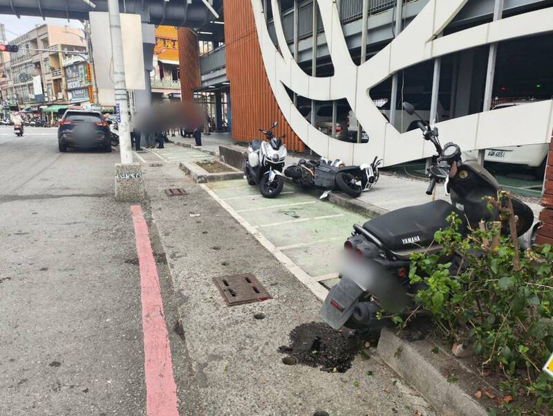 李男倒车是不慎把一排机车撞倒。（图由警方提供）