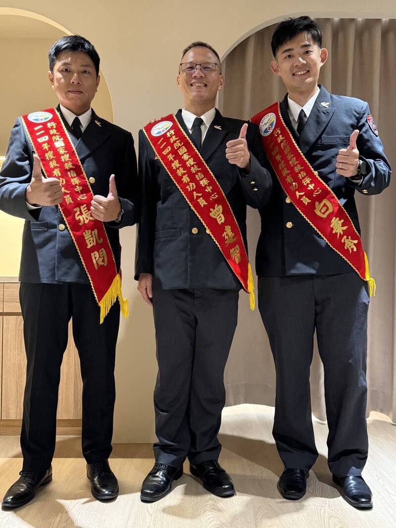 台中市消防局协和分队分队长张凯闵（左起）、石冈分队分队长曾建智及谷关分队队员白秉承3人，获搜救有功人员表扬。（台中市消防局提供）