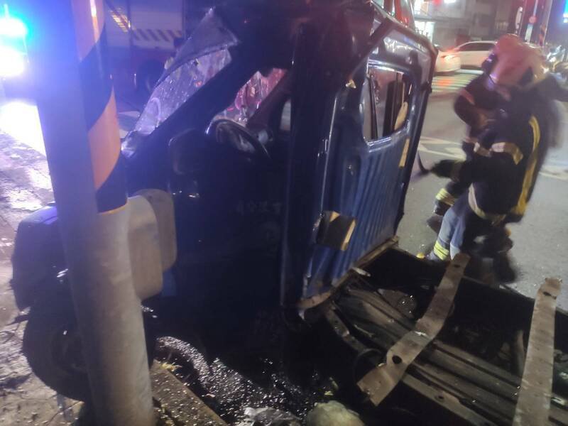 桃园龟山忠义路发生自小客车高速撞击小货车，货车司机卡在车内，救出时已OHCA。（记者郑淑婷翻摄）