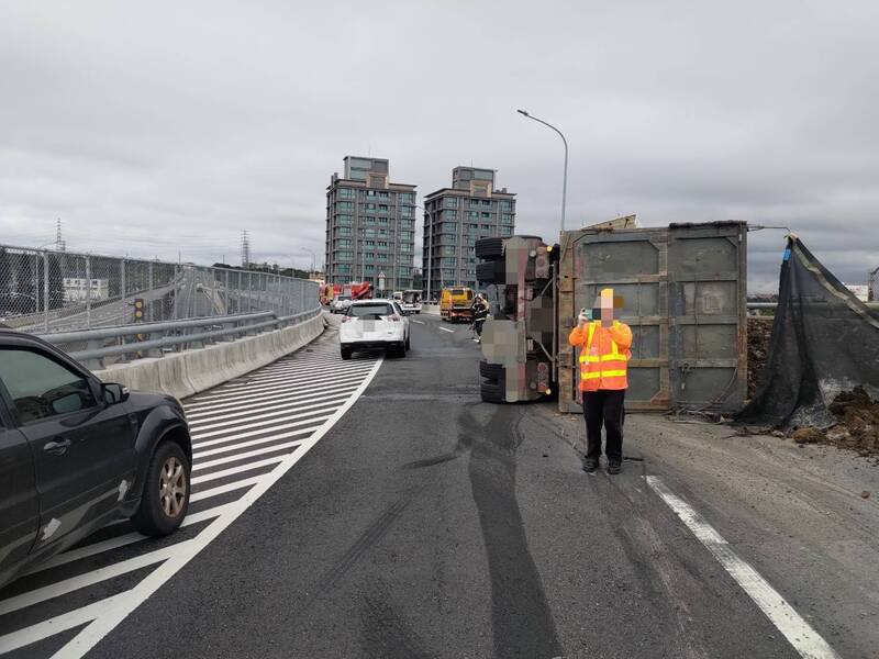 警方与公路单位正处理排除事故。（记者余瑞仁翻摄）