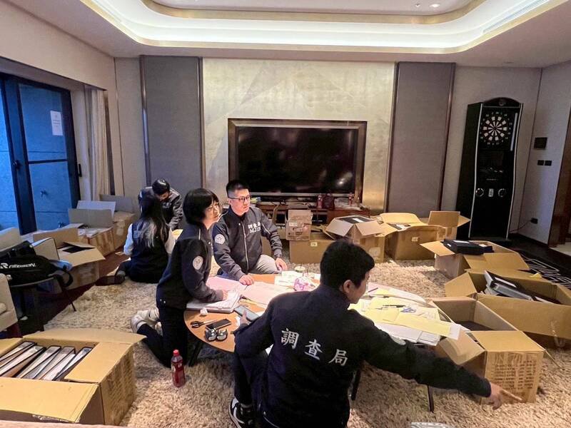 侦办人员昨日兵分47路进入太子集团据点内搜索。（调查局提供）