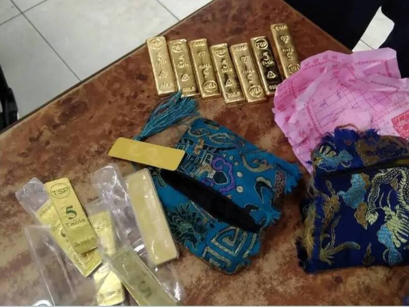 警方并在袋内发现有交易单据，由南苗一家银楼于8月间售出，已派员前往该家银楼查访，进一步请业者回忆购买人。（图由民众提供）