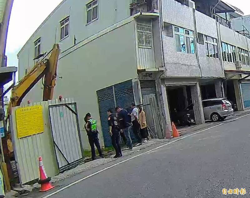 花莲吉安乡仁里五街一处私有地正在进行住宅改建工程，今天工人用怪手挖地基的时候，疑似挖到人类骨骸立刻报警。（记者王锦义摄）