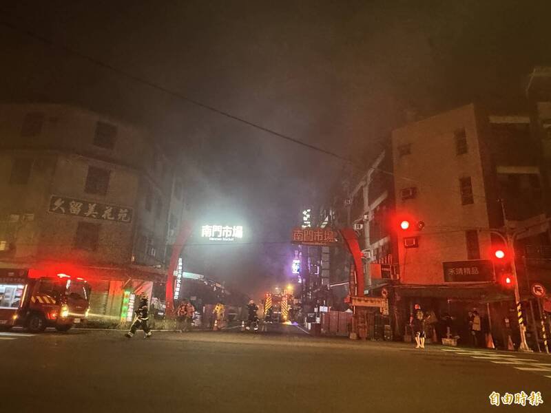 桃园区南门市场晚间9点30分左右发生火警，火势迅速延烧、浓烟窜升。（记者李容萍摄）