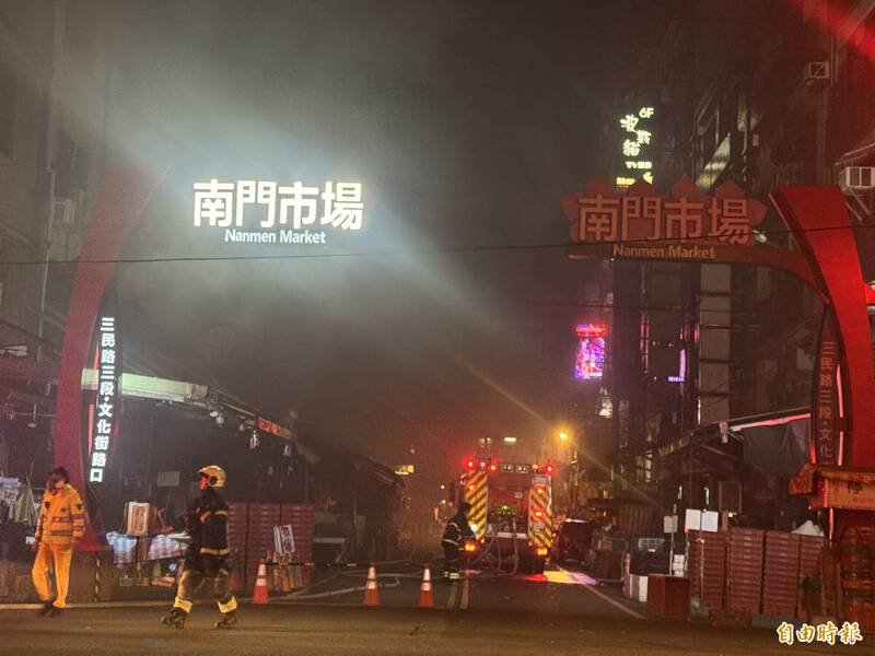 桃园区南门市场晚间9点30分左右发生火警，火势迅速延烧、浓烟窜升。（记者李容萍摄）