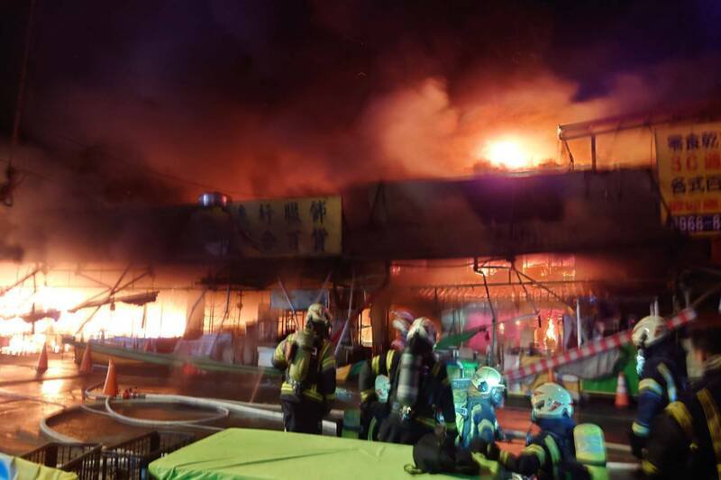 桃园区南门市场5日深夜火警，火势延烧周边摊位，消防人员在外围灌救，防堵火势扩大。（读者提供）