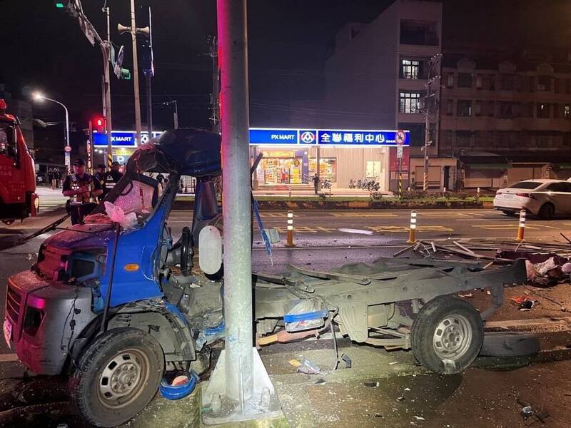 被毒驾撞击的小货车严重变形，戴姓驾驶被救出送医急救不治。（资料照）