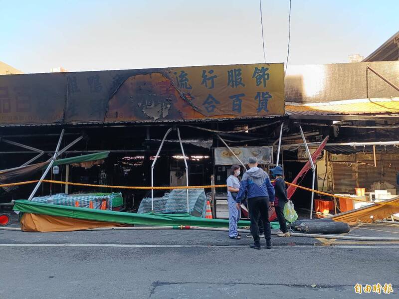 桃园南门市场暗夜祝融，6日上午内摊公有市场无法营业，外围许多摊商干脆休息，正常做生意的摊商则说，人潮少了很多，生意可能好一阵子受到影响。（记者郑淑婷摄）