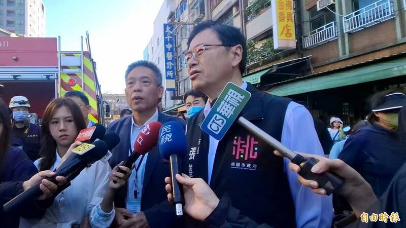 桃园南门市场暗夜祝融烧毁，市长张善政一早前往勘灾，允诺尽快协助摊商复原工作。（记者郑淑婷摄）