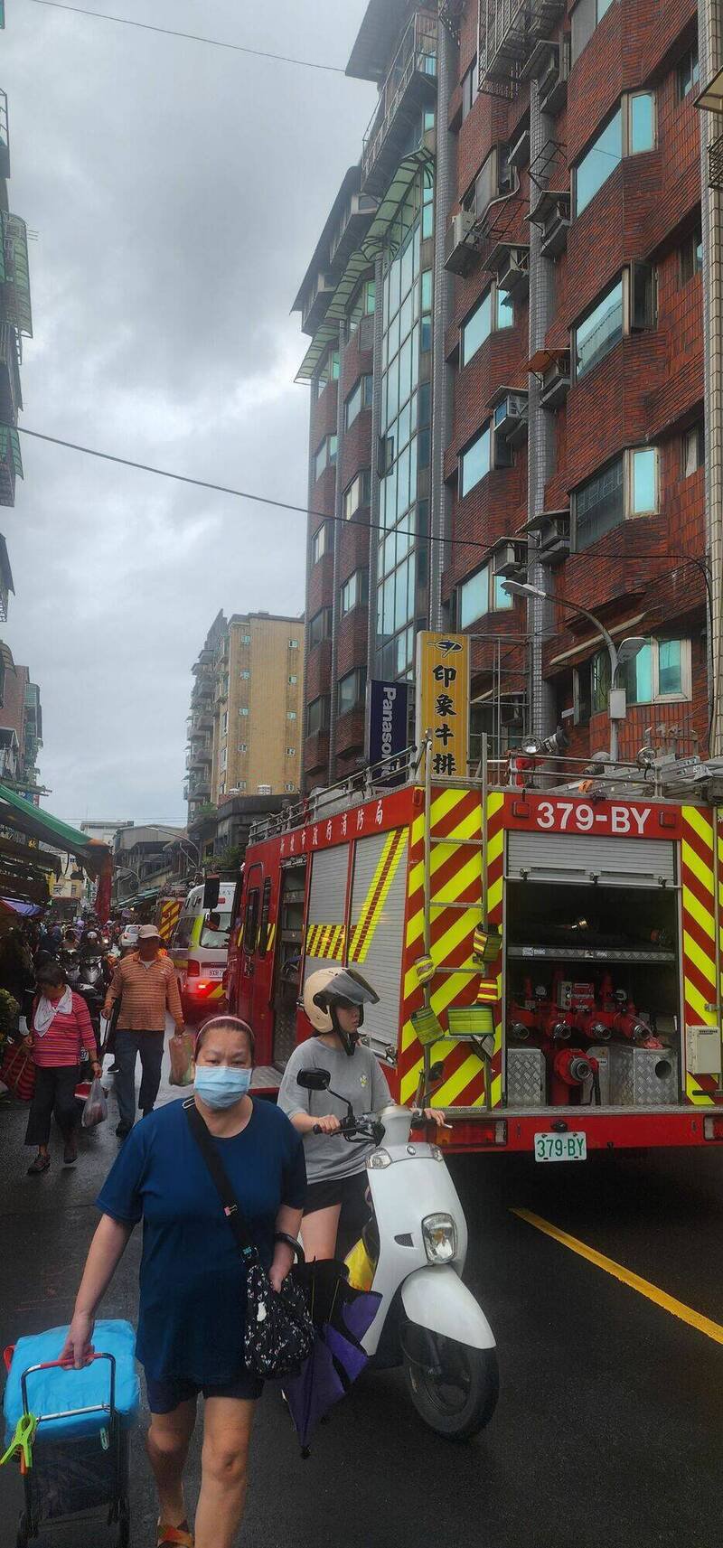 新北市瑞芳区中正路民宅近午传出火警，消防队员获报赶抵时，邻居已协助扑灭火势，协助被烟呛到的老妇送医救治，起火原因有待火调科调查后厘清。（记者吴升儒翻摄）