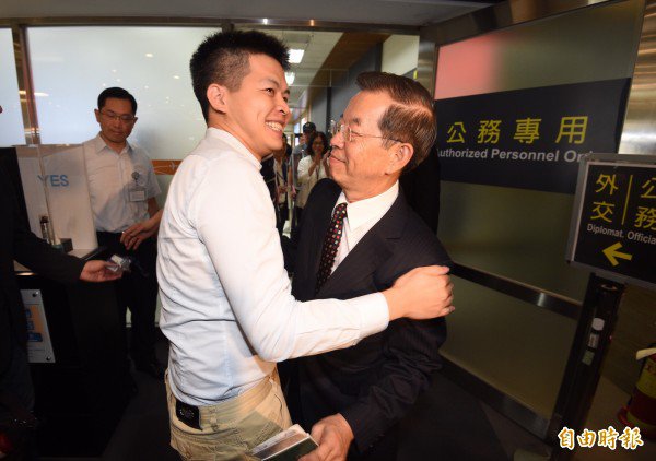 谢维洲（左）对酒驾事件发道歉声明。（资料照，记者罗沛德摄）