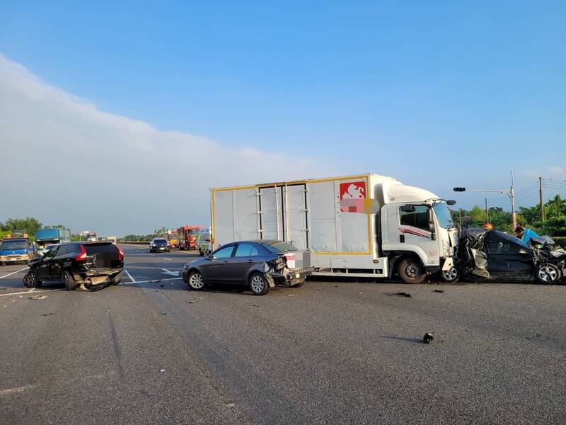 大货车驾驶因清晨阳光强烈反射导致视线模糊，追撞前方5部自小客车。 （警方提供）