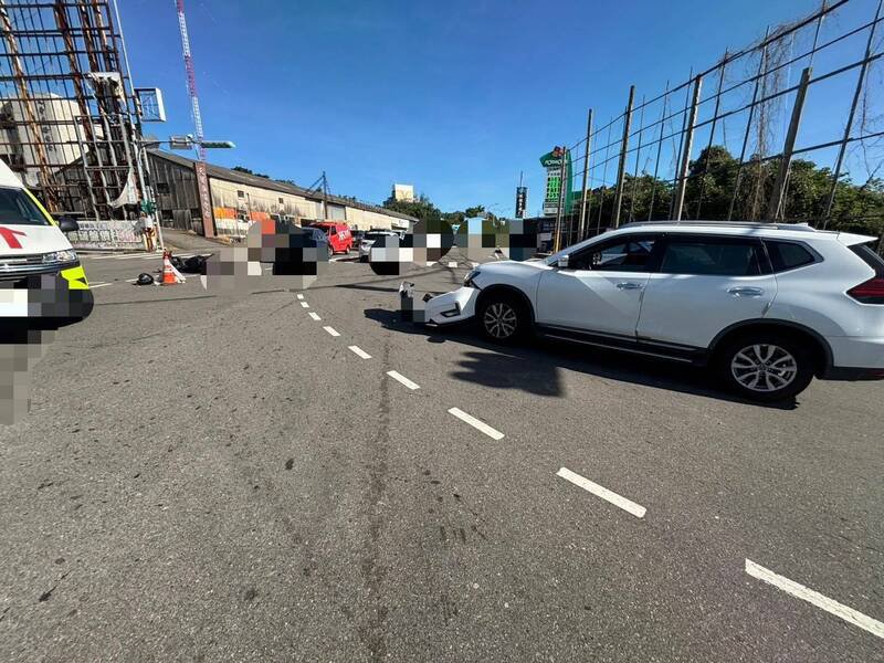 休旅车过弯与机车碰撞，机车骑士惨摔骨折。（民众提供）