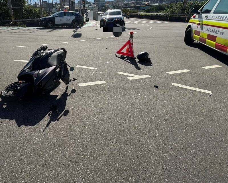 休旅车过弯与机车碰撞，机车骑士惨摔骨折。（民众提供）