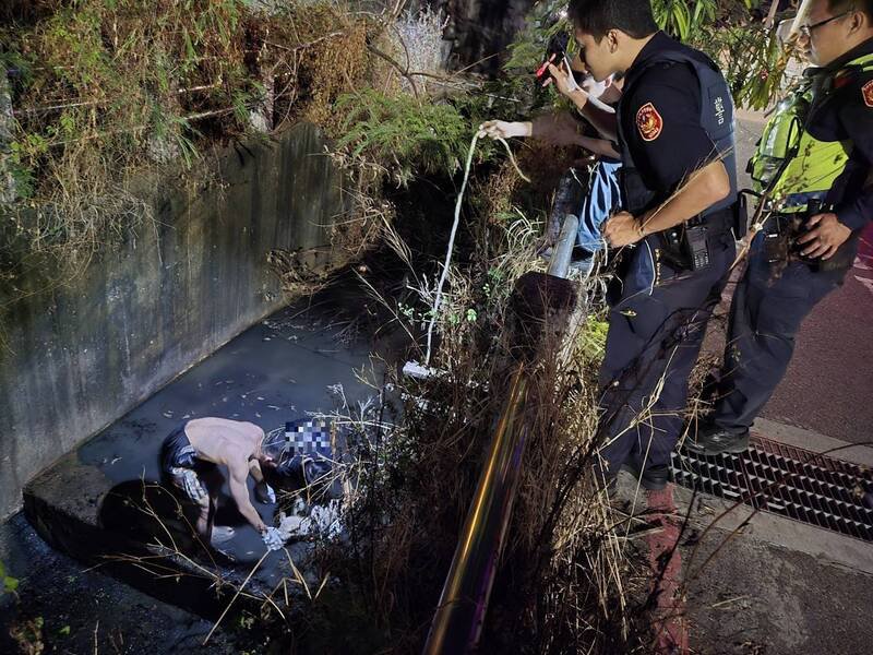 警民合作救起掉落大排水沟的小狗。（民众提供）