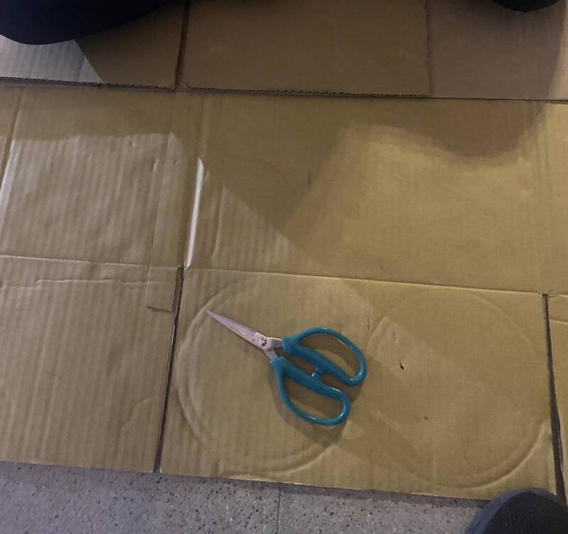 台中市3名女高中生6日晚间放学途中，惊见1名妇人挥舞利剪作势攻击逼近，吓得拚命逃进店家求援，警方获报后迅速查出妇人街友身分，当晚即在经常出没地点将人查获、起出剪刀1把。（警方提供）