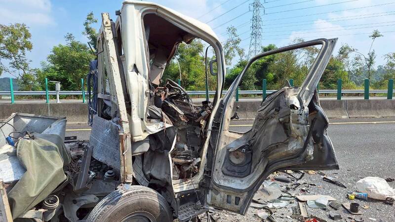 国3嘉义竹崎段两死车祸怵目惊心现场。（嘉义县消防局提供）
