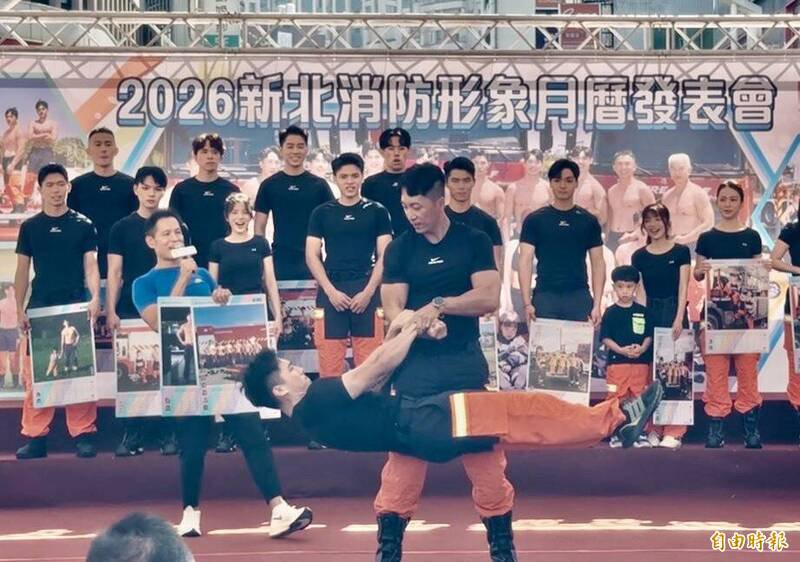 现场消防猛男秀肌肉。（记者罗国嘉摄）