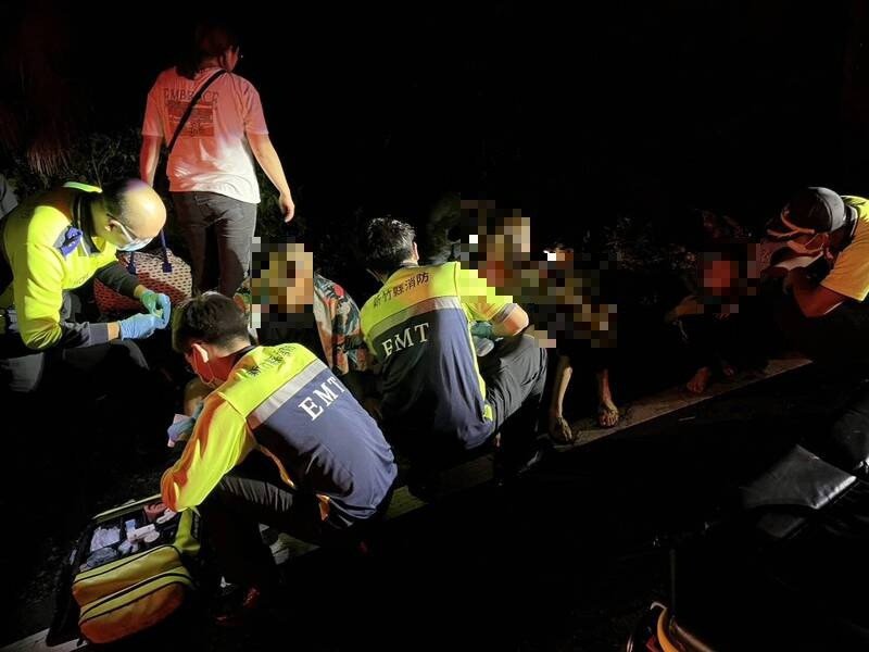 新竹县消防救灾人员协助车内1对夫妻及2名孩童脱困，分别送医。（新竹县消防局提供）