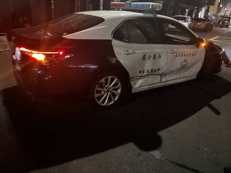 警车遭逃逸嫌犯开车撞击，车辆右侧受损。（民众提供）