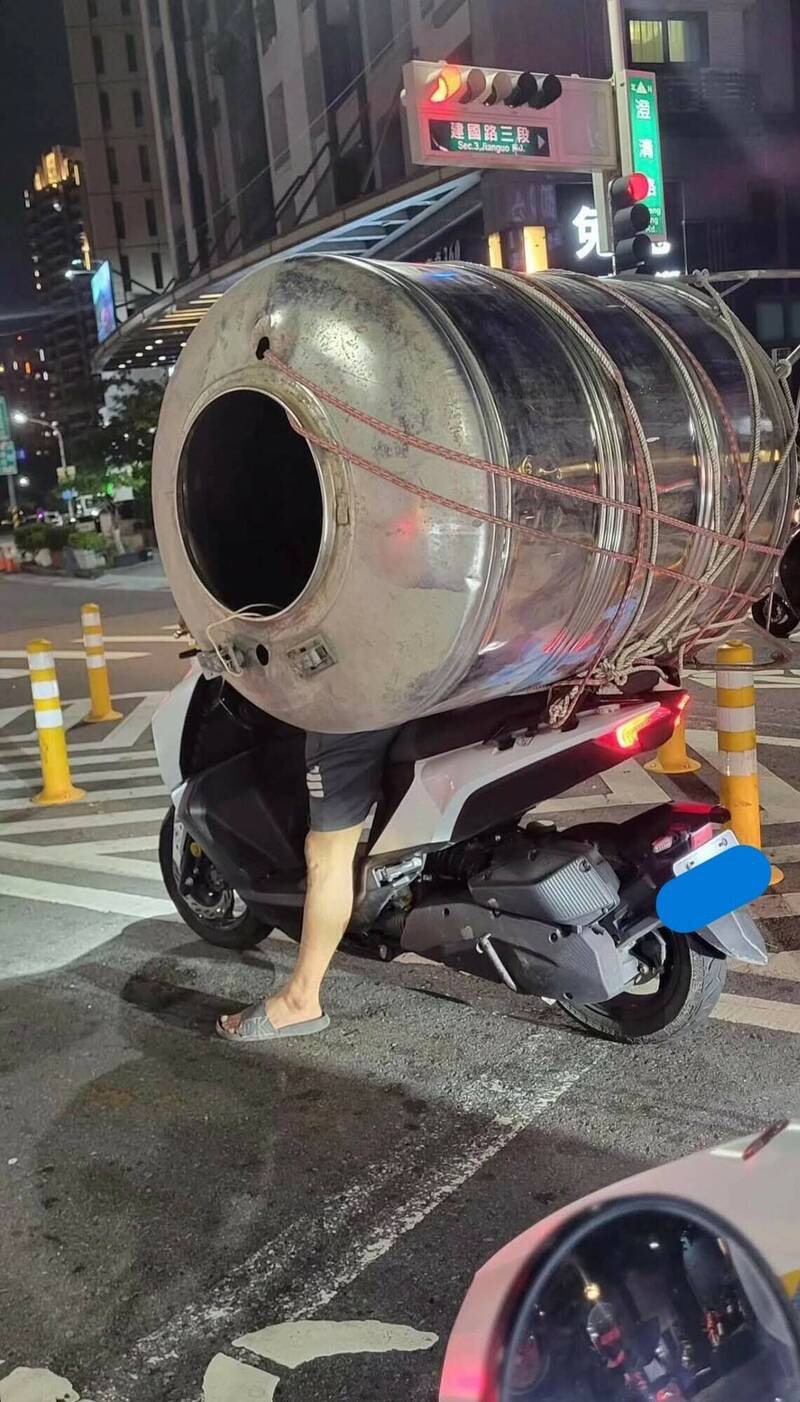 民众在高雄市三民区澄清路与建国路口见到1辆机车载运著水塔上路。（撷取自「爆料公社」脸书社团）