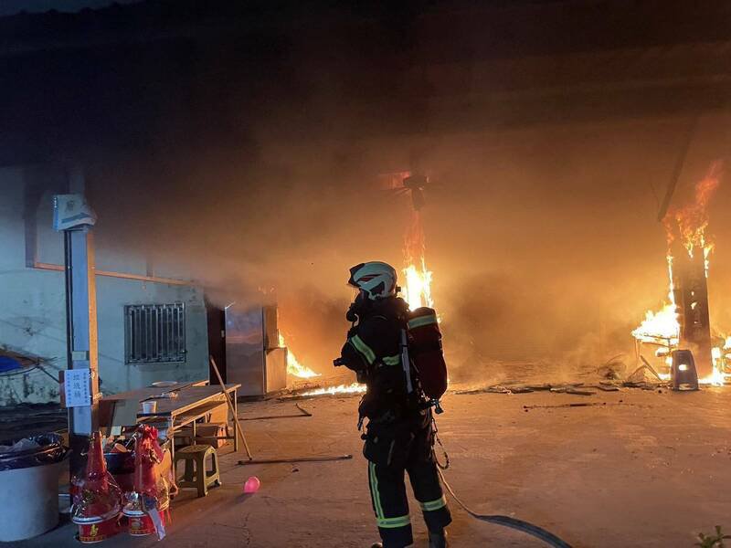 彰化花坛潽济坛的铁皮仓库起火，消防人员到场布水线抢救。（图由民众提供）