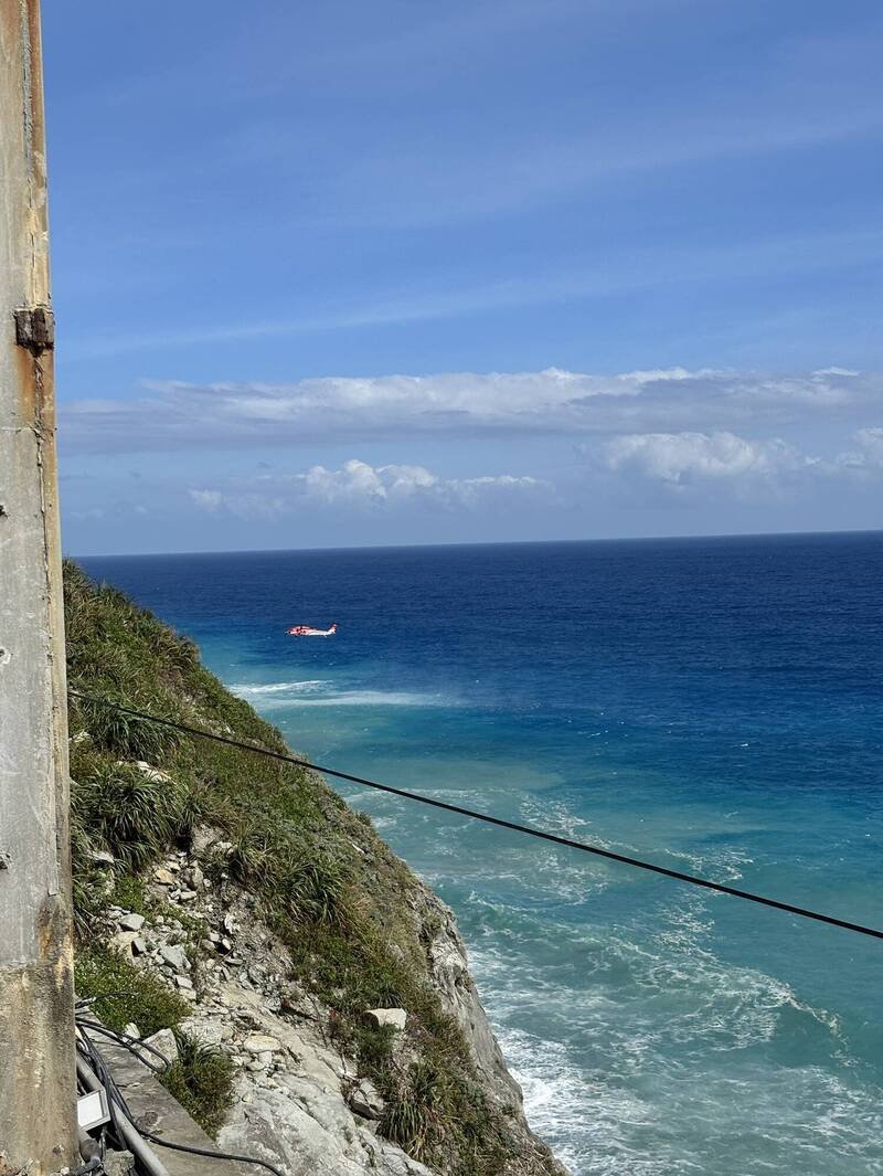 今天上午11点花莲县消防局获报，在旧苏花公路象鼻隧道下海滩有1名女子被海浪卷走。（图由消防局提供）