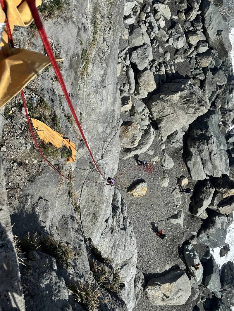 今天上午11点花莲县消防局获报，在旧苏花公路象鼻隧道下海滩有1名女子被海浪卷走。（图由消防局提供）