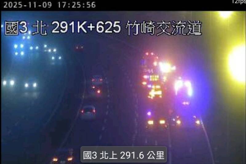 国道3号291公里竹崎交流道附近,今天傍晚发生火烧车事故。(撷取自国道路况) 国道3号291公里竹崎交流道附近,今天傍晚发生火烧车事故。(撷取自国道路况)