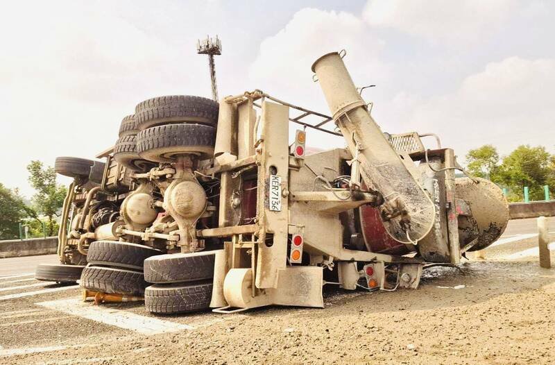 国道3号291公里竹崎交流道附近昨天发生翻车事故。(资料照) 国道3号291公里竹崎交流道附近昨天发生翻车事故。(资料照)