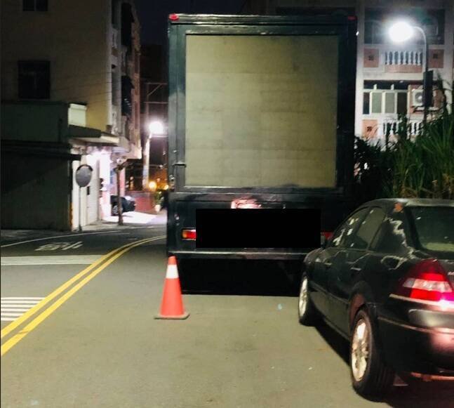 半夜也不能乱停！停车占用大半车道，仍可能会被检举报案，被警方开单告罚。（取自网路）