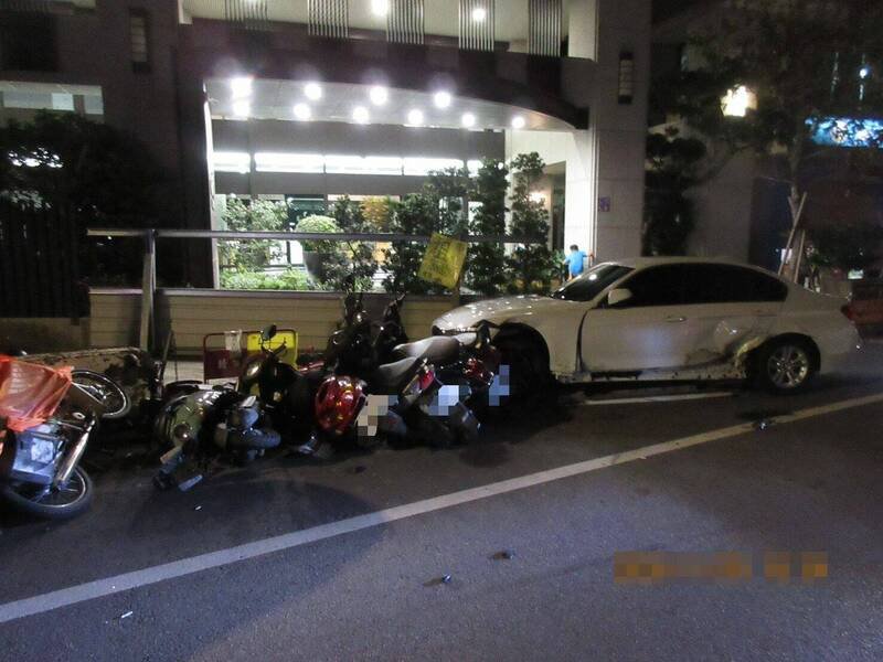 台中游姓女子，昨晚驾驶Lexus自小客车，行经大里区仁化路时，疑似精神不济，失控撞上停在路边的1辆BMW自小客车，并往前撞倒13辆机车。（记者陈建志翻摄）