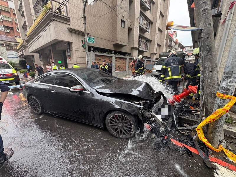 新北市陈姓男子驾驶宾士车在新庄民安路逆向撞断消防栓、电线杆，造成水柱喷出，现场一片凌乱。（警方提供）