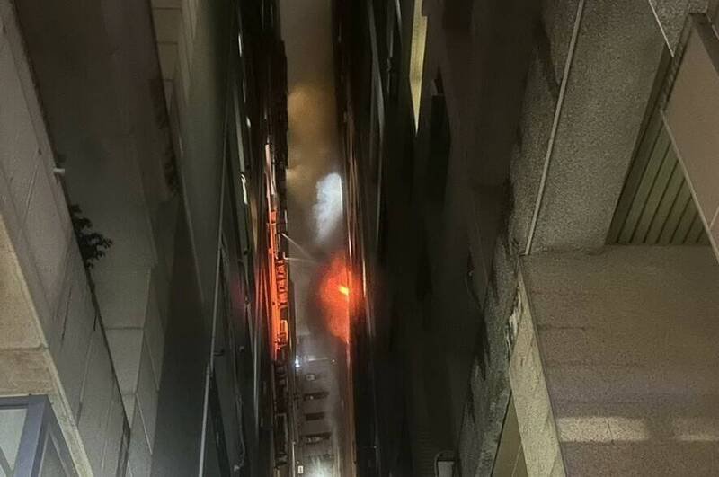 高雄某社区大楼火警，疏散逾百人。（读者提供）